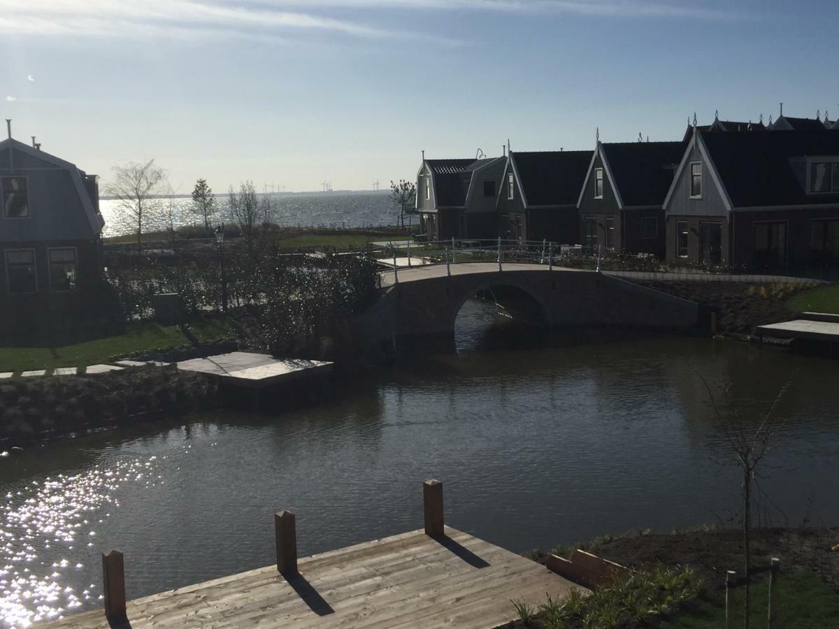 Luxurious Water Villa Uitdam Bagian luar foto
