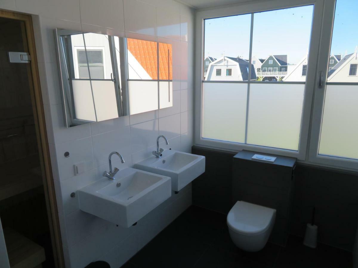 Luxurious Water Villa Uitdam Bagian luar foto